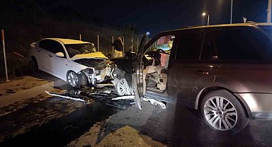 Sancaktepe'de ters yönden gelen otomobil, 2 araca çarptı: 2'si ağır 5 yaralı