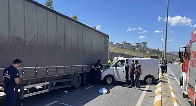 Sancaktepe'de tıra çarpan araç hurdaya döndü: 2 yaralı