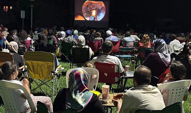 Sandalyeyi kapan açık hava sinemasına koştu
