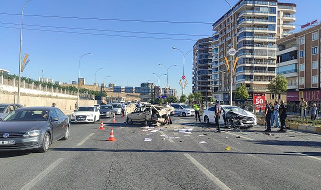 Şanlıurfa'da 4 aracın karıştığı zincirleme kazada 1 kişi yaralandı
