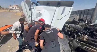 Şanlıurfa'da tır kamyonla çarpıştı: 1 ölü, 1 yaralı