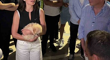 Şarkıcı Elif Buse Doğan'ın darbukalı, ıslıklı mini konseri vatandaşların beğenisi topladı