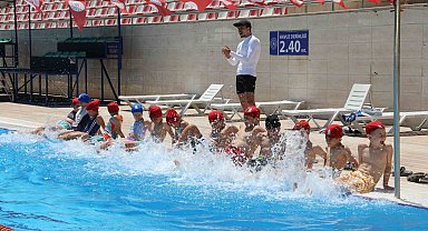 Şehzadeler'de yüzme kursları kapılarını açtı