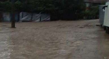 Sel afetinin yaşandığı Cide'de derenin taştığı anlar kamerada