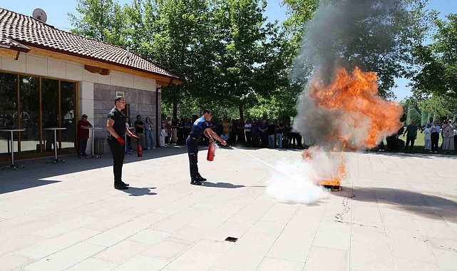 Selçuklu Belediyesi personeline uygulamalı yangın eğitimi verildi