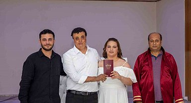 Sessiz dünyalarında aşkı buldular, işaret diliyle 'evet' dediler