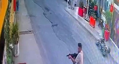 Sevgilisinin çalıştığı işletmeye tüfekle ateş açtı: Saldırı anı kamerada