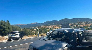 Seydikemer'de otomobil ile motosiklet çarpıştı: 1 ölü, 2 yaralı