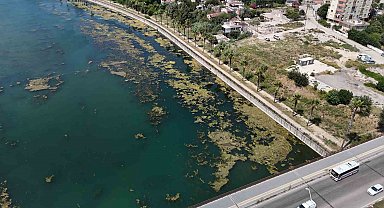 Seyhan Nehri kirliliğe teslim oldu, gönüllü genç sandalla temizliğe çıktı