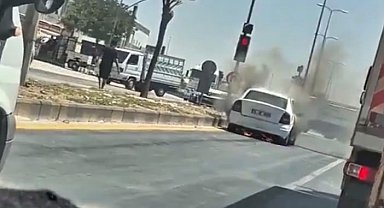Seyir halindeki otomobil alev aldı