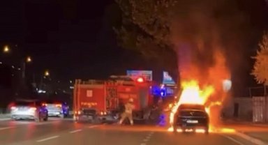 Seyir halindeki otomobil alev topuna döndü