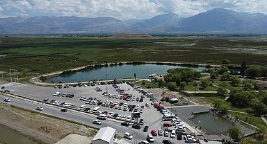 Sıcak havada Erzincanlıların kaçış noktası Ekşisu oldu