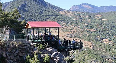 Sıcaktan bunalan Adanalılar, 800 rakımdaki cam seyir terasına akın etti