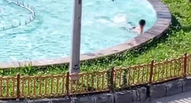 Sıcaktan bunalan çocuklar süs havuzunda serinledi