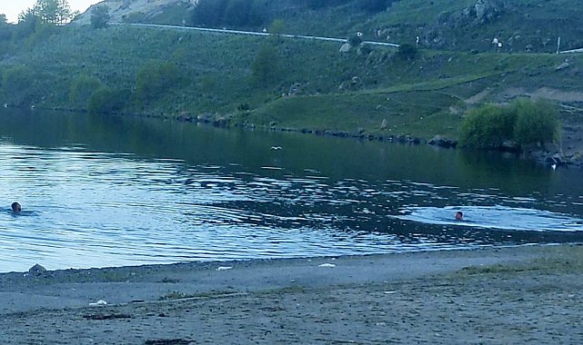 Sıcaktan bunalan gençler Çıldır Gölü'nde serinliyor
