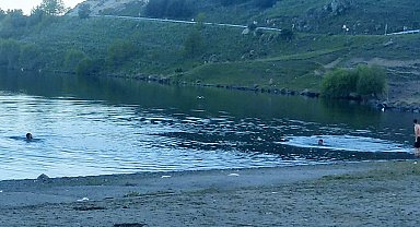 Sıcaktan bunalan gençler Çıldır Gölü'nde serinliyor