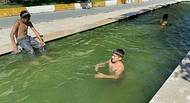 Sıcaktan bunalan ve süs havuzuna giren çocuklardan "zabıta" itirafı