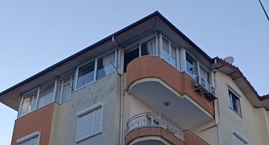 Şiddetli rüzgarda yerinden kopan pencere 5. kattan düştü