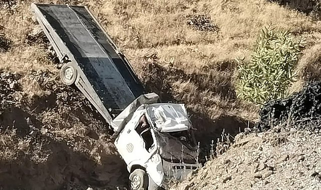 Siirt'te çekici şarampole devrildi: 2 yaralı