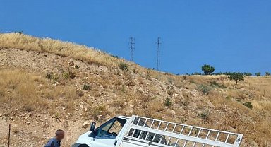 Siirt'te hafif ticari araç yoldan çıktı