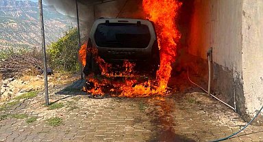 Siirt'te hafif ticari araçta çıkan yangın bitişikteki eve sıçradı
