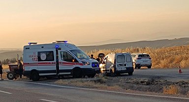 Siirt'te otomobil ile traktör çarpıştı: 2 yaralı