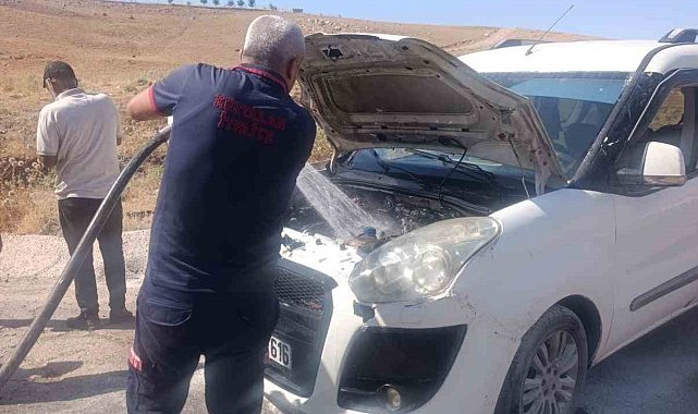 Siirt'te seyir halindeki araç alev topuna döndü