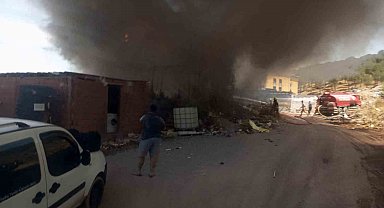 Sındırgı'da işçilerin kaldığı konteynerlerde yangın