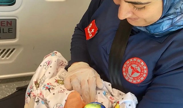 Şırnak'ta anne hastaneye yetişemedi, sağlık ekibi bebeği ambulansta doğurttu
