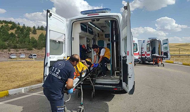 Sivas'ta iki araç kavşakta çarpıştı: 1 kişi öldü 8 kişi yaralandı