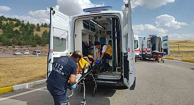 Sivas'ta iki araç kavşakta çarpıştı: 1 kişi öldü 8 kişi yaralandı