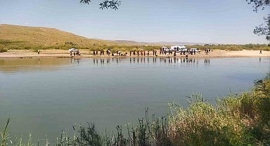 Sivas'ta serinlemek için Kızılırmak'a giren 2 kişiden 1'i kayboldu