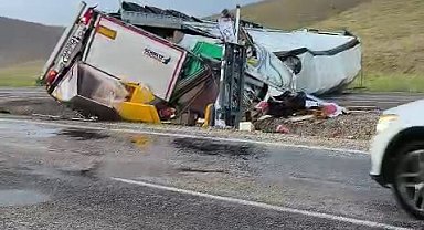 Sivas'ta tır kayganlaşan yolda devrildi: 1 ağır yaralı