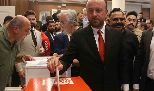 Sivasspor'da Burak Özçoban yeniden başkan seçildi
