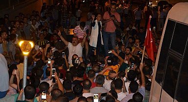 Sokağa çıkma yasağını hiçe saydılar, darbecilere geçit vermediler