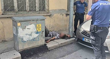 Sokak ortasında elinde tabancayla hareketsiz yatan genç paniğe neden oldu