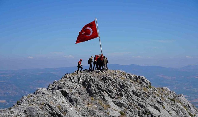 Spil'in zirvesindeki 15 Temmuz töreninde gaziler Türk bayrağını göndere çekti