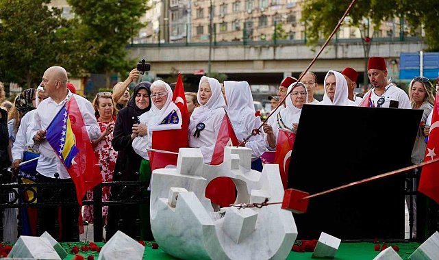 Srebrenitsa Soykırımı şehitleri Kartal'da karanfillerle anıldı