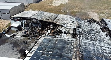 Sucuk fabrikası yangın sonrası enkaza döndü