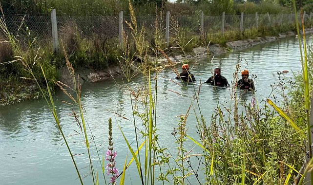 Sulama kanalı kenarında eşyaları bulunan sera işçisini arama çalışmaları ikinci günde de sürüyor