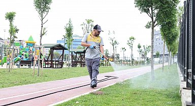 Sultangazi'de yeşil alanları ilaçlama çalışmaları sürüyor