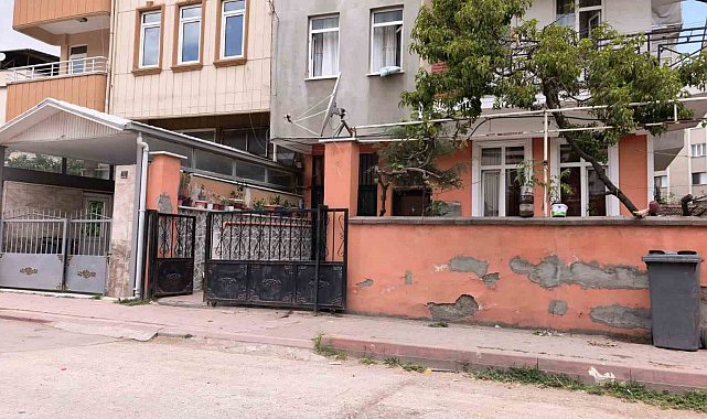 Sürgülü demir kapının altında kalan 3 yaşındaki çocuk ağır yaralandı