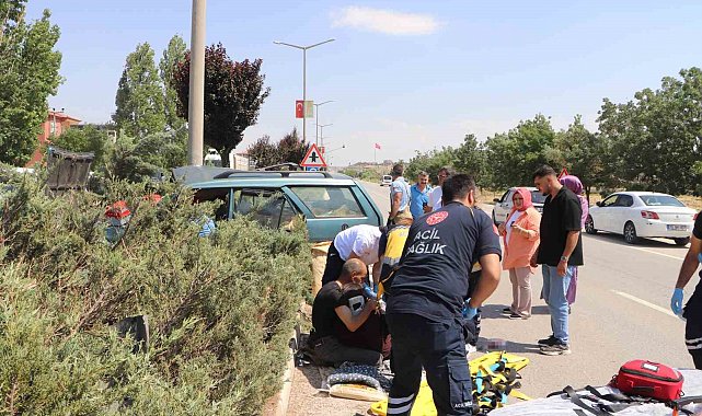 Sürücü, kazada yaralanan eşine sarılarak başında bekledi