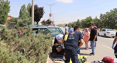Sürücü, kazada yaralanan eşine sarılarak başında bekledi