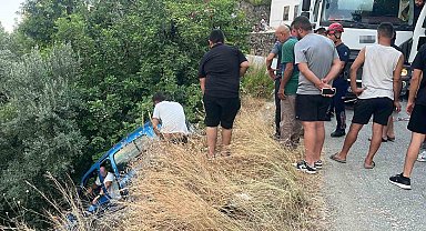 Sürücüsüyle şarampolde asılı kalan otomobil, beton mikserine halatla sabitlendi
