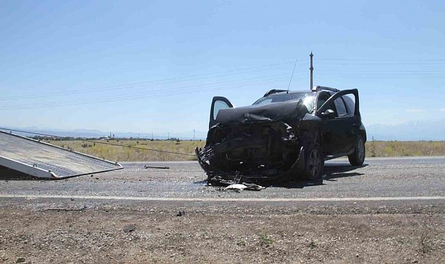 SUV araçlar kafa kafaya çarpıştı: 9 yaralı