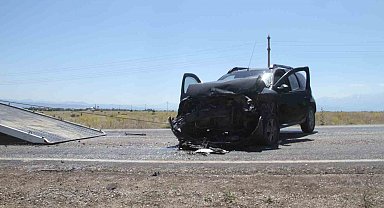SUV araçlar kafa kafaya çarpıştı: 9 yaralı