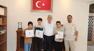 Suyun parasını kameraya gösteren çocuklar müftülükte ağırlandı
