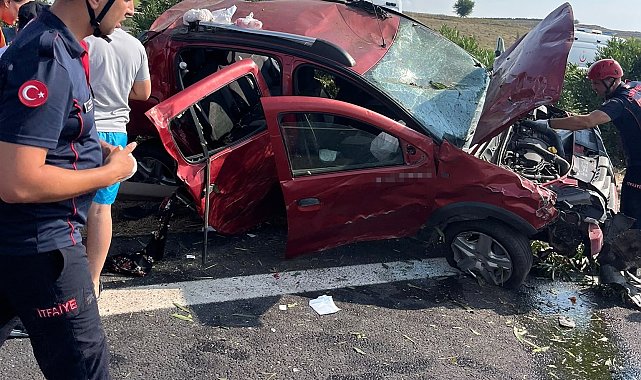 TAG Otoyolu'nda otomobil bariyerlere çarptı: 1'i çocuk 5 yaralı