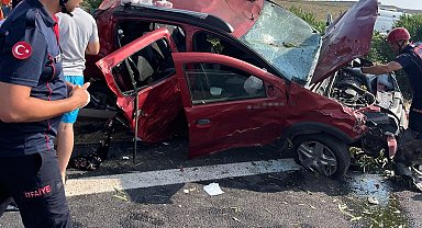 TAG Otoyolu'nda otomobil bariyerlere çarptı: 1'i çocuk 5 yaralı